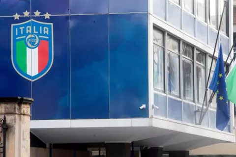 بعد صدمة المونديال.. جماهير إيطاليا تهاجم مقر الاتحاد بالبيض